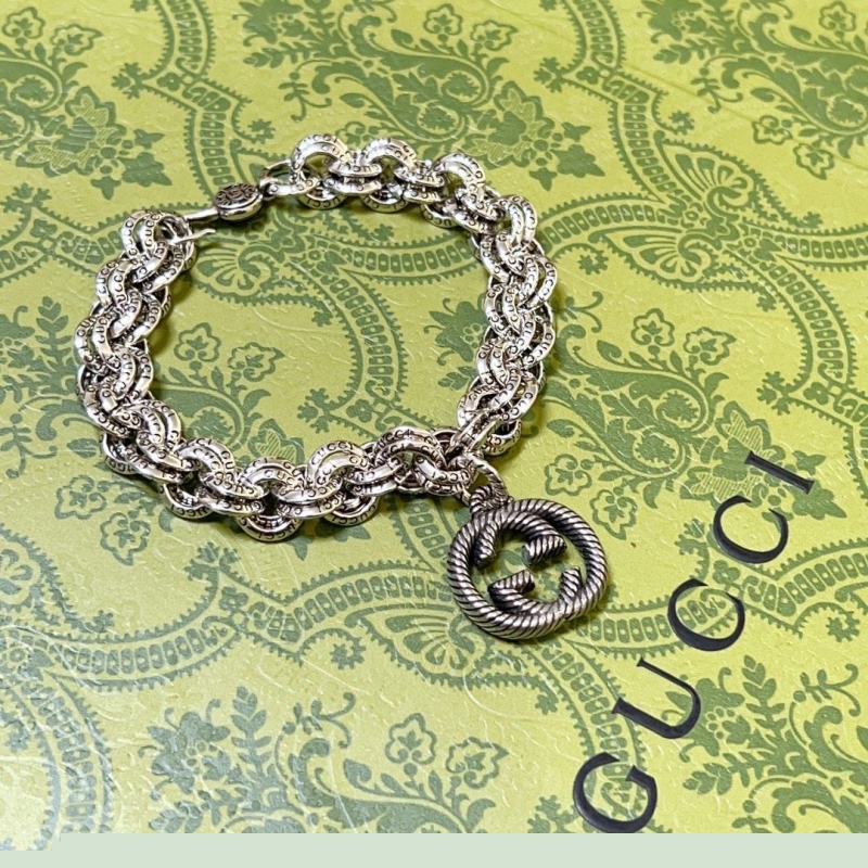 G*u*i bracelets